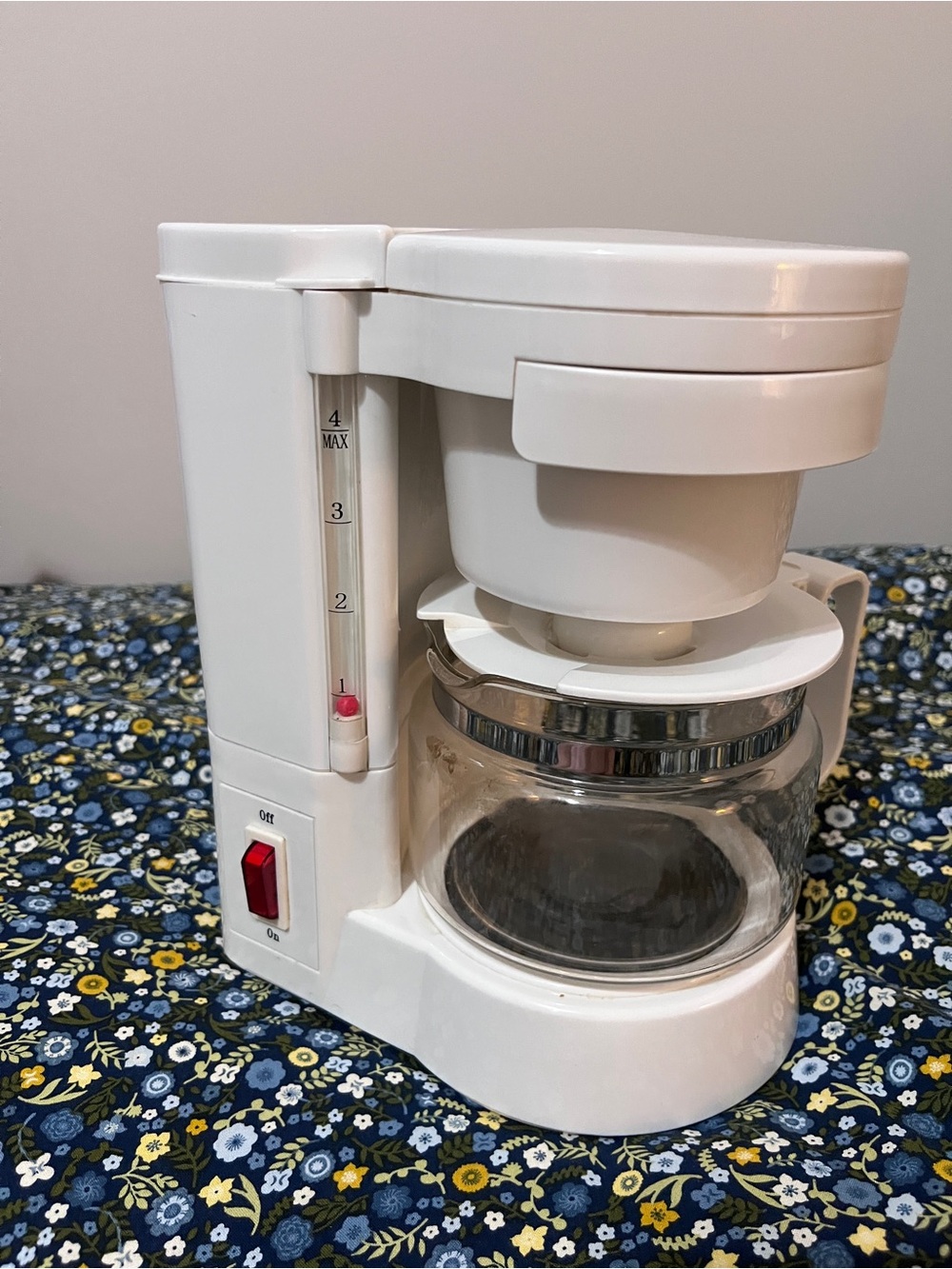 Vintage 4-Cup White Drip Coffee Maker with Glass Carafe